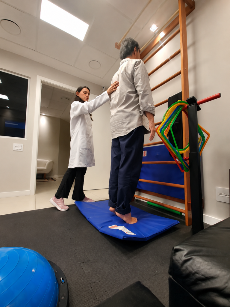 Prevenção de queda no idoso com condição neurológica: o que a fisioterapia faz e o que a família pode fazer em casa